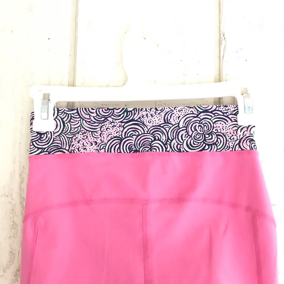 Lily Pulitzer Pink Cropped Capri Yoga leggings. - Picture 6 of 8